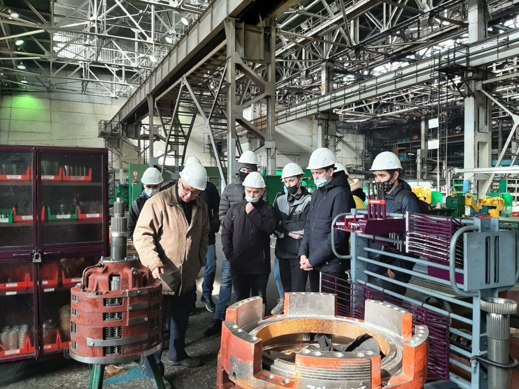 Более 80 чебоксарских студентов познакомились с производством тракторной техники