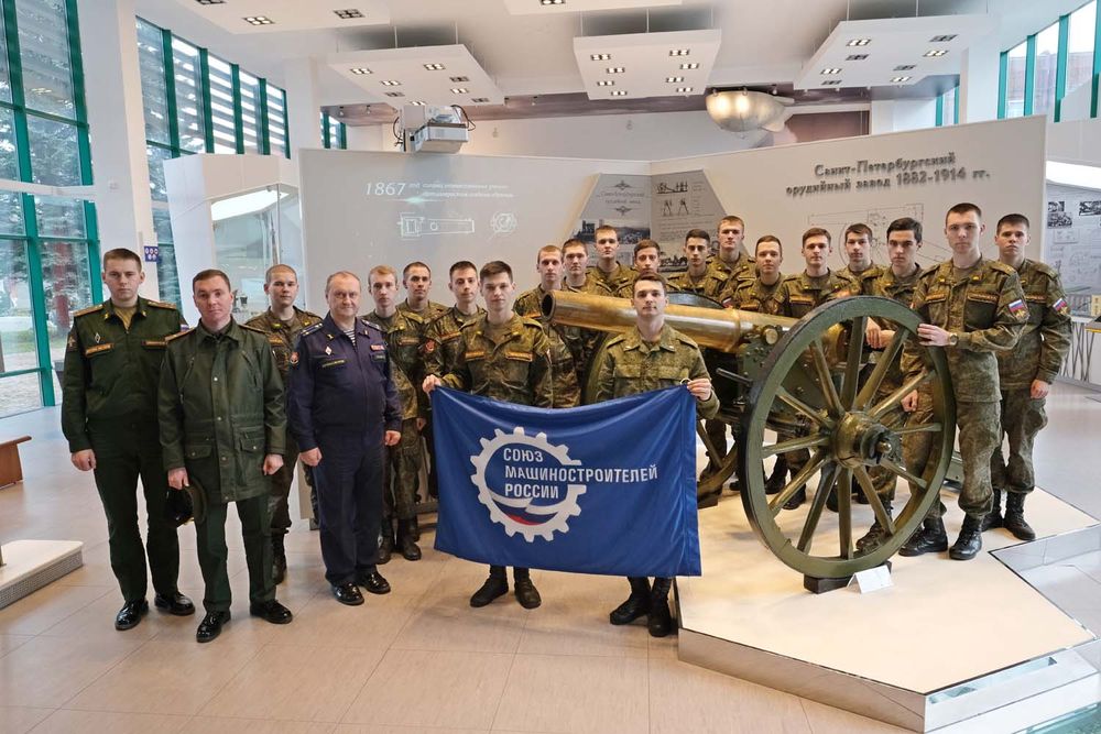 Курсанты Военного учебного центра УрФУ побывали в ПАО «МЗИК»