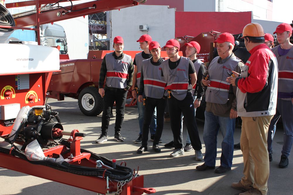 Студенты Ростова-на-Дону на «Неделе без турникетов» посетили предприятие, выпускающее технику для российского АПК